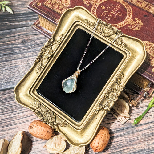 夢幻樹の雫』フローライト原石のネックレス／一点物／透明感