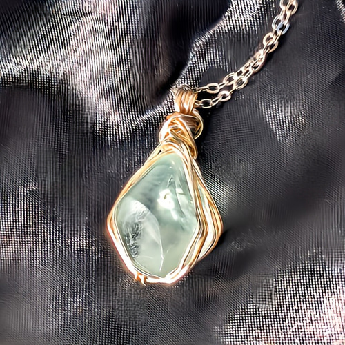 夢幻樹の雫』フローライト原石のネックレス／一点物／透明感