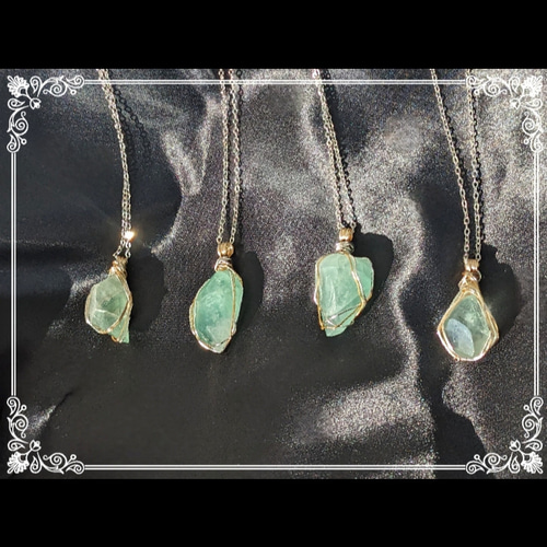 夢幻樹の雫』フローライト原石のネックレス／一点物／透明感