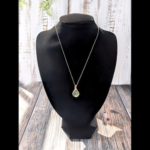 夢幻樹の雫』フローライト原石のネックレス／一点物／透明感