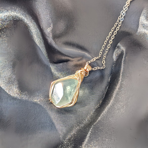 夢幻樹の雫』フローライト原石のネックレス／一点物／透明感