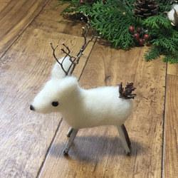 トナカイ ホワイト 羊毛フェルト ＊ クリスマスオブジェ ドライフラワー 9枚目の画像