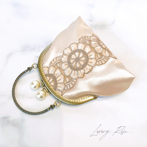 新作シャンパンゴールドとっても愛らしいシルエットフランスレースのがま口ミニバッグ　コンパクトバッグ　フォーマルバッグ 1枚目の画像