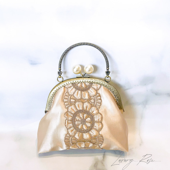 新作シャンパンゴールドとっても愛らしいシルエットフランスレースのがま口ミニバッグ　コンパクトバッグ　フォーマルバッグ 3枚目の画像