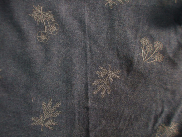 紺地×グレー色ボタニカル柄刺繡入り 前Vあきベスト 両脇共布リボン結び フリーサイズ 綿１００％ 6枚目の画像