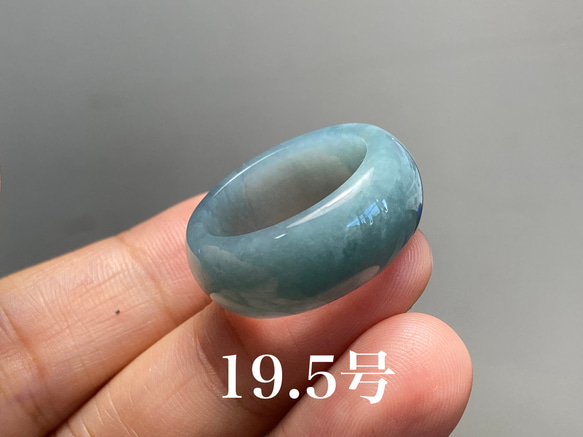 L23-175 訳あり処分品 青色 19.5号 天然 グアテマラ産 本翡翠 くりぬき 広幅 リング 板指 1枚目の画像