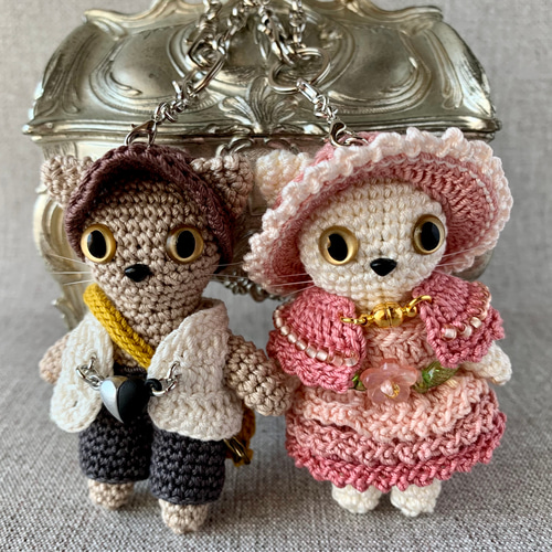 バッグチャームにもなる黄色いワンショルダーバッグのあみぐるみ猫