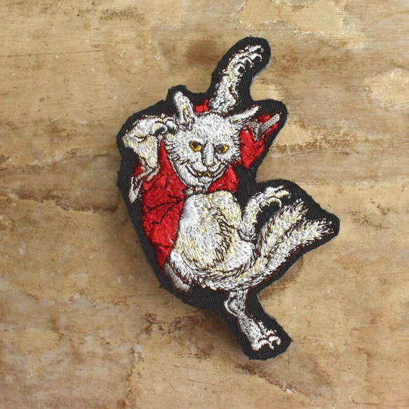 浮世絵_踊る妖怪[赤いちゃんちゃんこを着た猫マタ]刺繍のブローチ 1枚目の画像