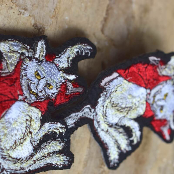 浮世絵_踊る妖怪[赤いちゃんちゃんこを着た猫マタ]刺繍のブローチ 9枚目の画像