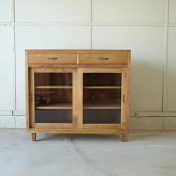 サイドボード031 100×90×40 小さめ無垢ガラス引き戸棚移動キッチンボード真鍮取手モミの木 1枚目の画像