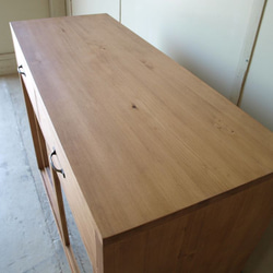 サイドボード031 100×90×40 小さめ無垢ガラス引き戸棚移動キッチンボード真鍮取手モミの木 8枚目の画像