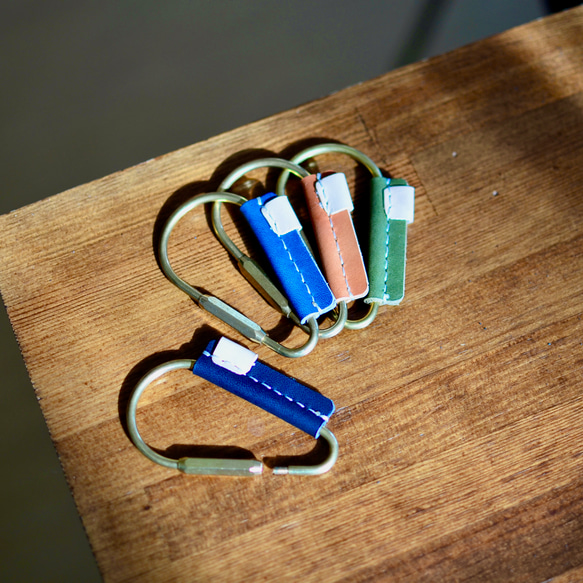 黃銅 x 鞣製皮革水滴鑰匙圈首字母雕刻皮革鑰匙扣卡其綠色 第2張的照片
