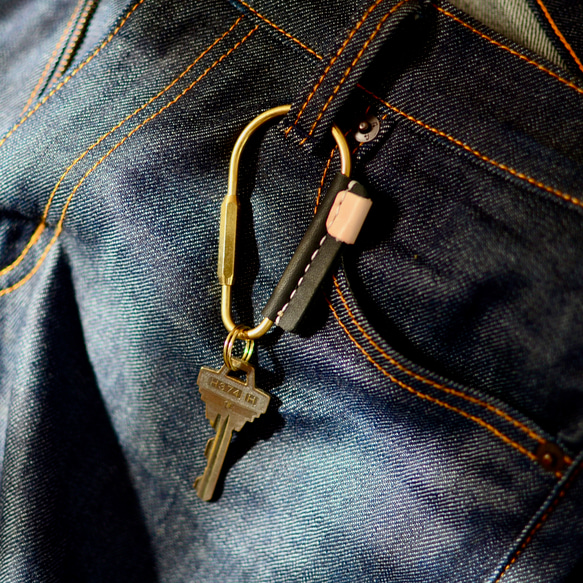 黃銅 x 鞣製皮革水滴鑰匙圈首字母雕刻皮革鑰匙扣卡其綠色 第6張的照片