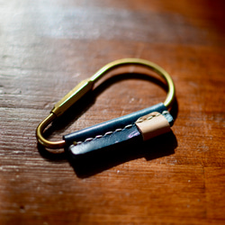 黃銅 x 鞣製皮革水滴鑰匙圈首字母雕刻皮革鑰匙圈黑色 第10張的照片
