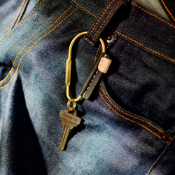 黃銅 x 鞣製皮革水滴鑰匙圈首字母雕刻皮革鑰匙圈黑色 第1張的照片