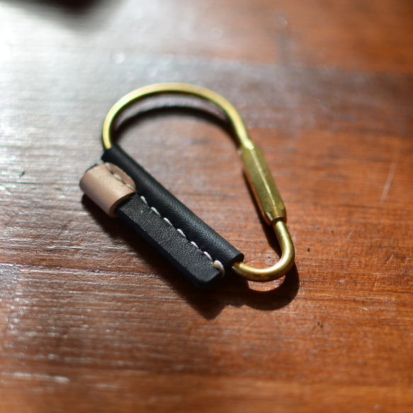 黃銅 x 鞣製皮革水滴鑰匙圈首字母雕刻皮革鑰匙圈駝棕色 第13張的照片