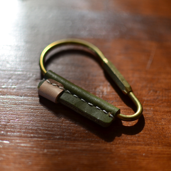 黃銅 x 鞣製皮革水滴鑰匙圈首字母雕刻皮革鑰匙圈駝棕色 第12張的照片