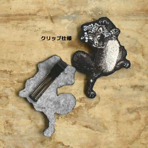 刺繍のブローチ[花冠の化けたぬき]浮世絵_踊る妖怪シリーズ ブローチ