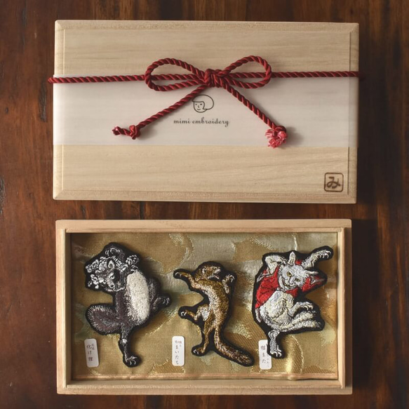 刺繍のブローチ3点セット[踊る猫マタ・化け狸・鎌鼬_桐箱入り]浮世絵