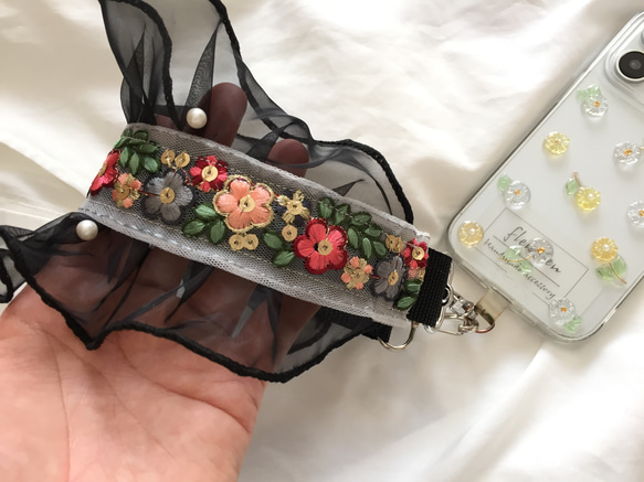 インド刺繍 リボン ハンドストラップ スマホストラップ ブルー×ブラック 2枚目の画像