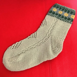 靴下向きの丈夫な毛糸で編んだ北欧風模様のショートソックス ベージュ系 2枚目の画像