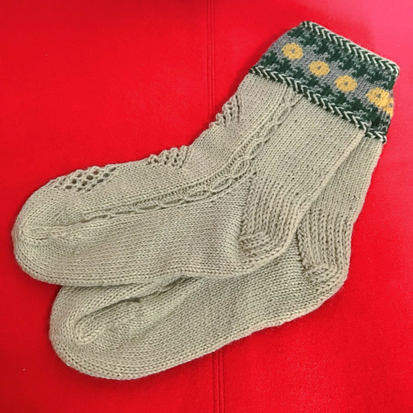 靴下向きの丈夫な毛糸で編んだ北欧風模様のショートソックス ベージュ系 1枚目の画像