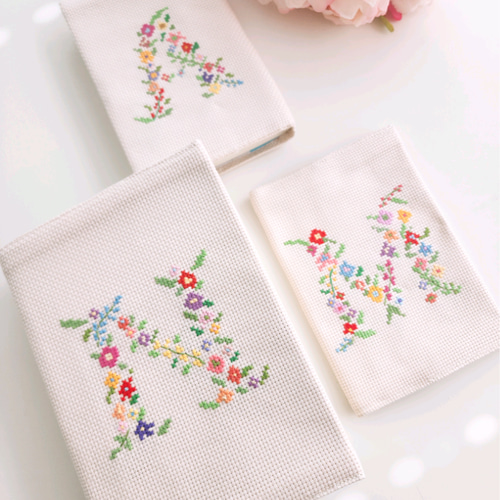 御礼♡【 再々……販】新作 ｲﾆｼｬﾙ手刺繍 ブックカバー( 聖書・讃美歌