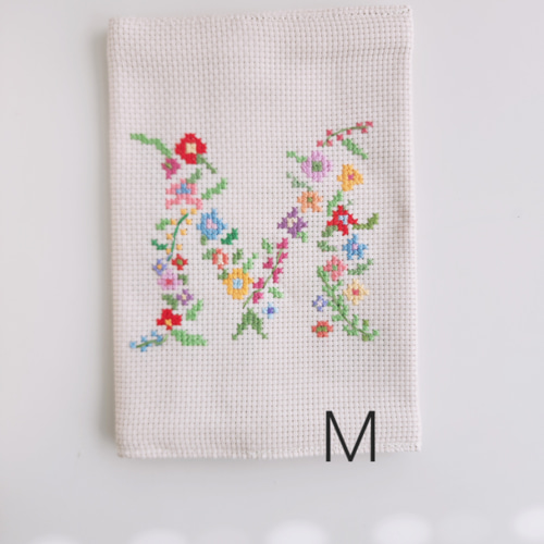 御礼♡【 再々……販】新作 ｲﾆｼｬﾙ手刺繍 ブックカバー( 聖書・讃