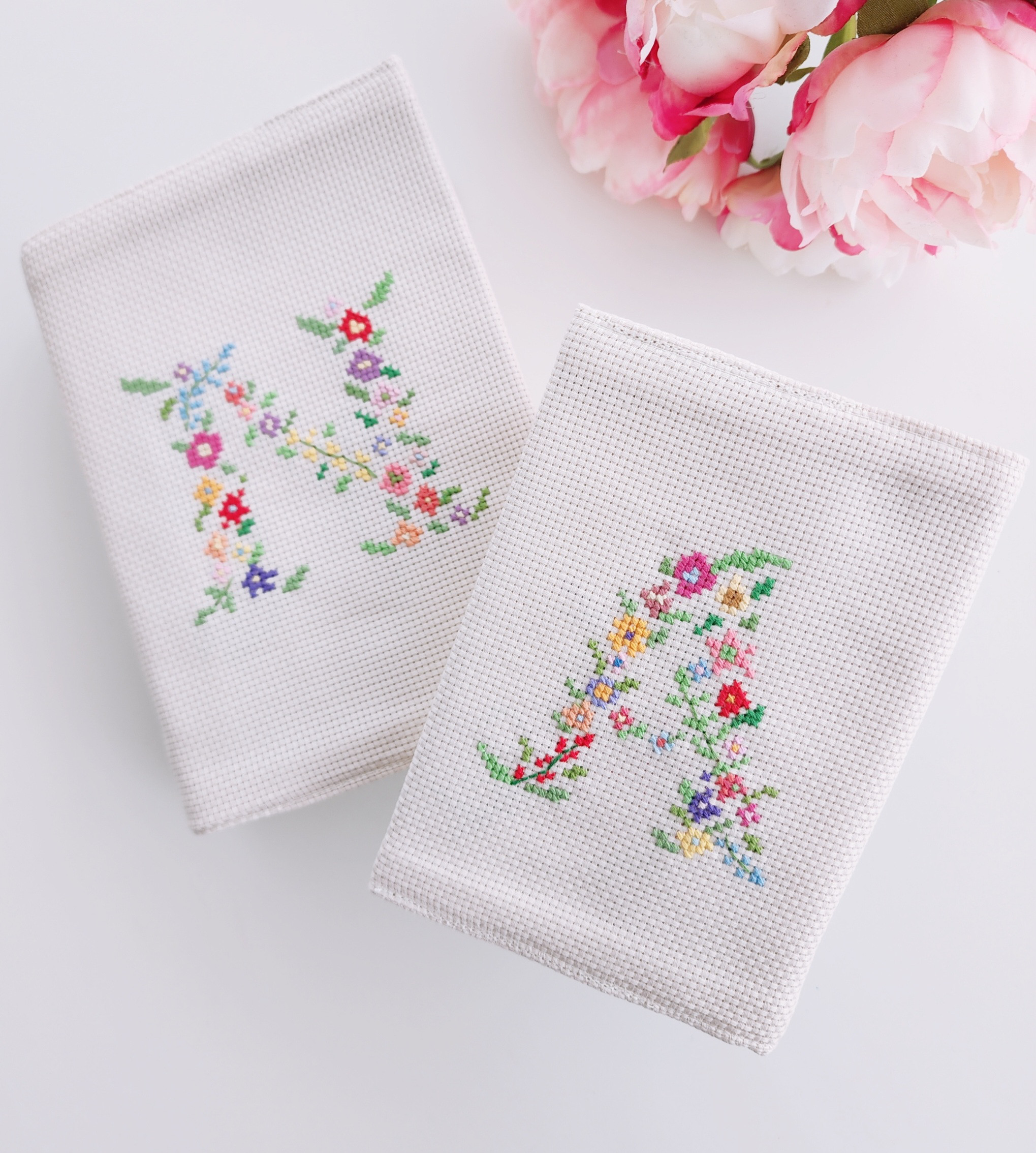 御礼♡【 再々……販】新作 ｲﾆｼｬﾙ手刺繍 ブックカバー( 聖書・讃