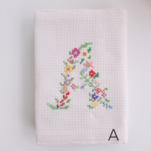 御礼♡【 再々……販】新作 ｲﾆｼｬﾙ手刺繍 ブックカバー( 聖書・讃