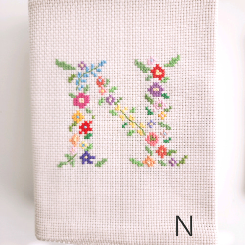 御礼♡【 再々……販】新作 ｲﾆｼｬﾙ手刺繍 ブックカバー( 聖書・讃