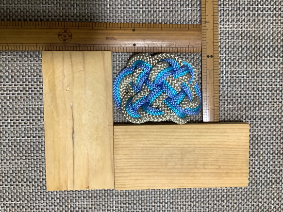 江戸打ち紐の飾り結び　ポニーフック　（青×水色×亜麻色） 4枚目の画像