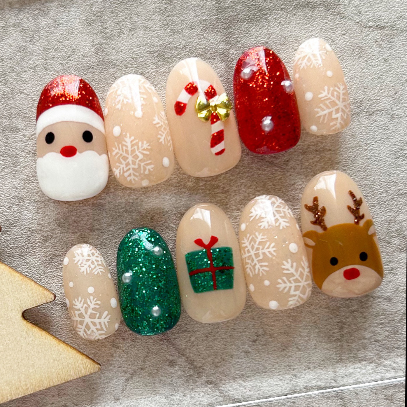 クリスマス　ネイルパーツ　トナカイ　リルリンリン cuteなクリスマスネイル/サンタさん/トナカイ/赤ネイル/グリーン