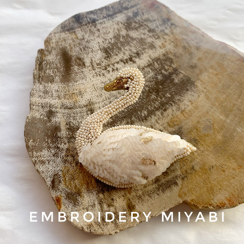 スワンのビーズ刺繍ブローチ クリーム×ゴールド (リュネビル刺繍