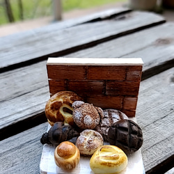 焦げすぎチョコクロワッサンとチョコメロンパン。ミニチュアフード。 2枚目の画像