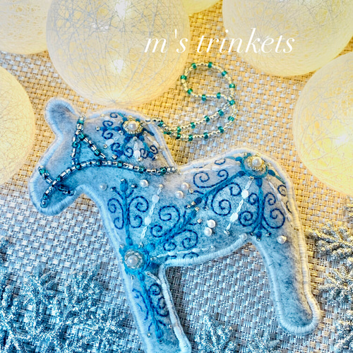 幸せを運ぶ馬 北欧のダーラナホース（スノーフレーク クリスタルブルー