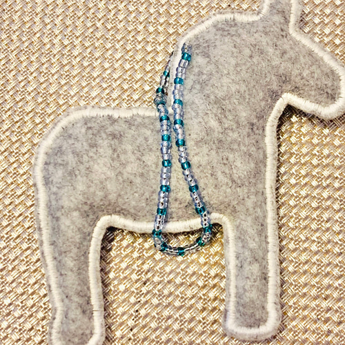 幸せを運ぶ馬 北欧のダーラナホース（スノーフレーク クリスタルブルー