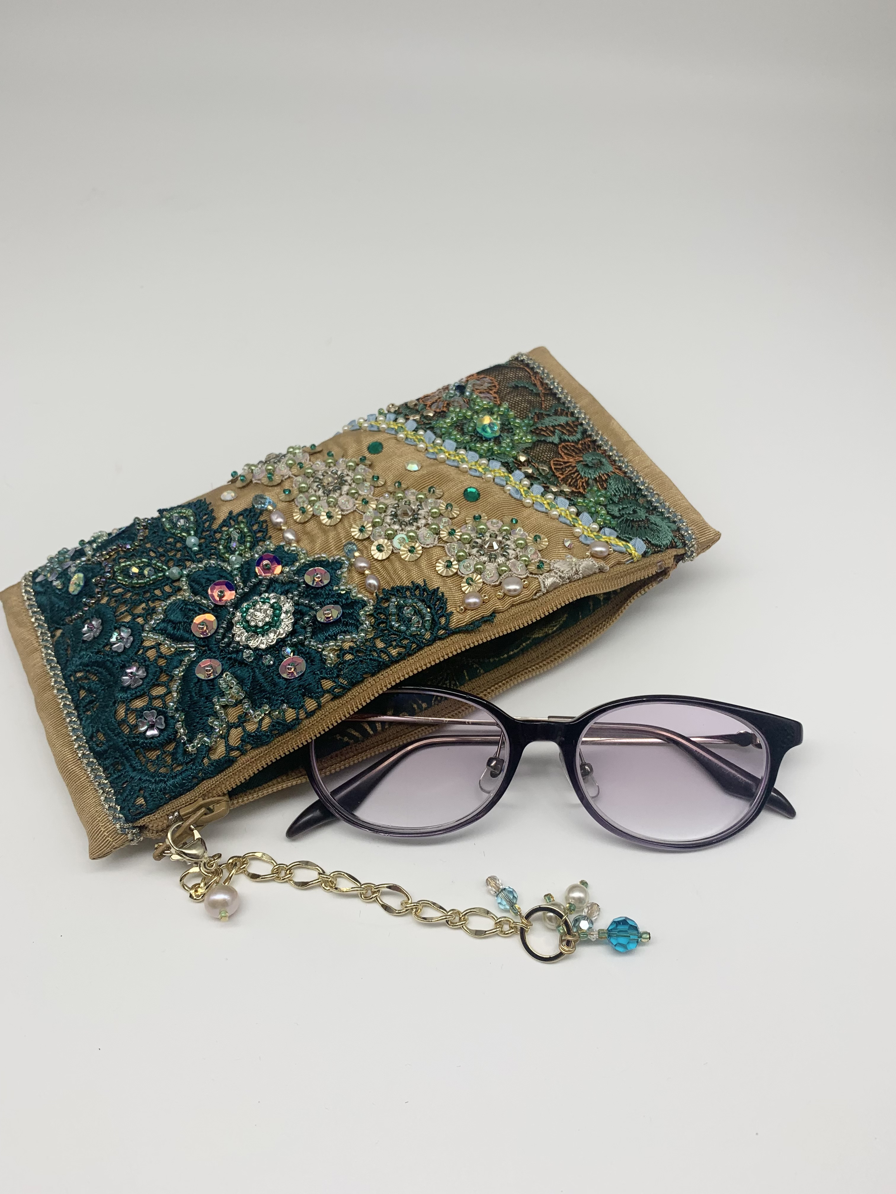 グラスケースだけじゃない　きらきら☆レースとビーズのポーチ　お札は折らずに収納　カードケース　ファスナー仕立て　470