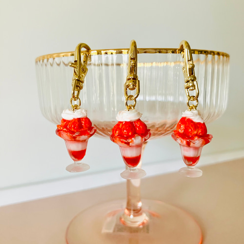 ミニチュアいちごパフェのチャーム その他インテリア雑貨 でこちゃん