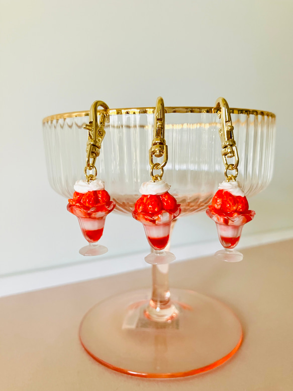 ミニチュアいちごパフェのチャーム その他インテリア雑貨 でこちゃん