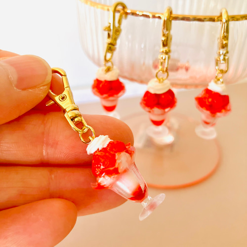ミニチュアいちごパフェのチャーム その他インテリア雑貨 でこちゃん