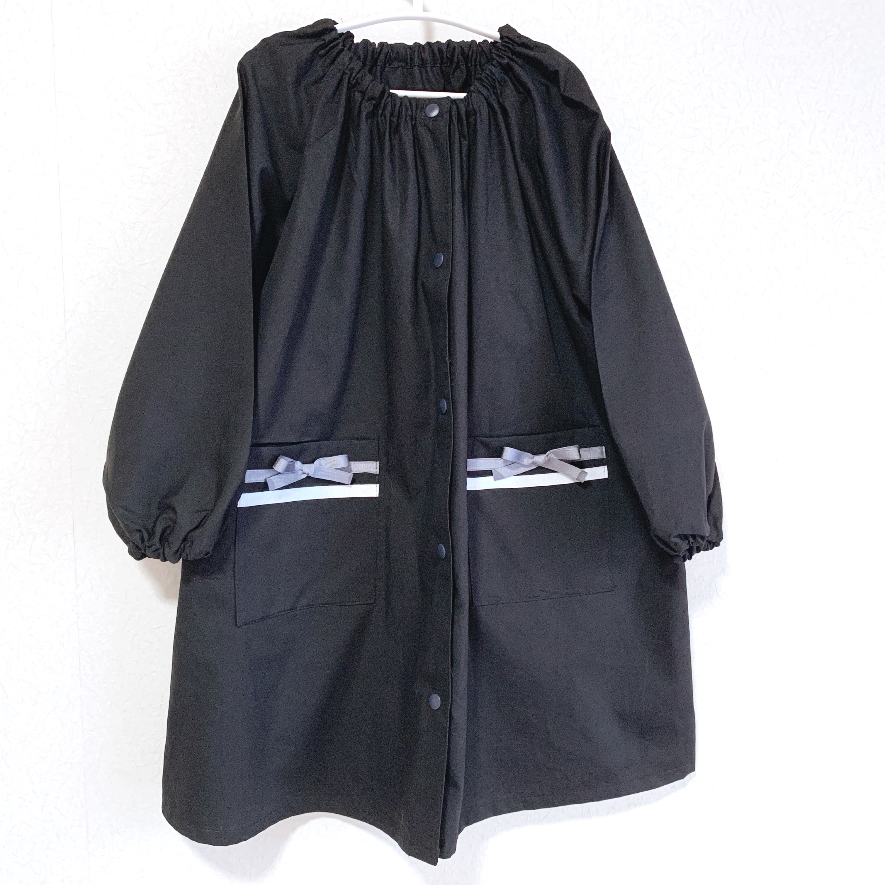 前あきスモック　ブラック×グレーリボン　100〜160