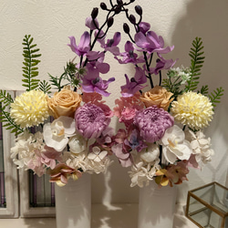 花器付き そのまま飾れる　プリザーブドフラワー仏花　一対　ふんわり華やかマム　供花　お供え　お悔やみ　白　胡蝶蘭 2枚目の画像