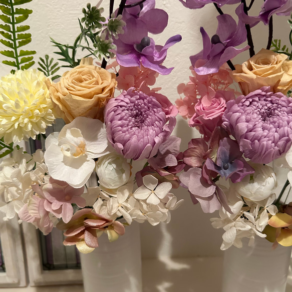 花器付き そのまま飾れる　プリザーブドフラワー仏花　一対　ふんわり華やかマム　供花　お供え　お悔やみ　白　胡蝶蘭 4枚目の画像