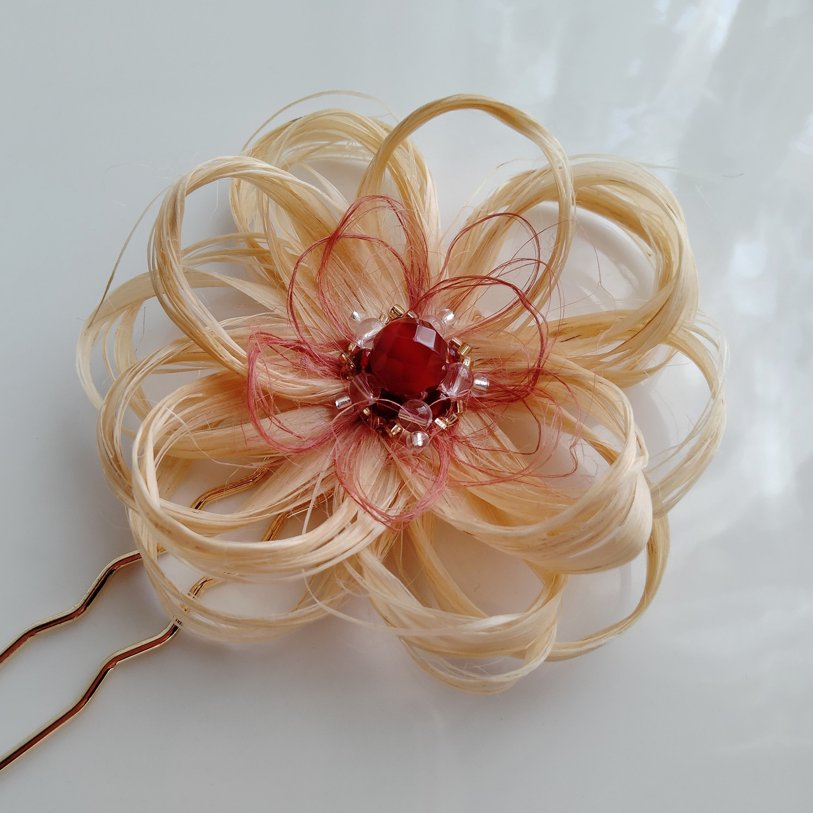 精麻コサージュМ髪飾り天然石ゴールドシルバービーズ刺繍ベンガラ染め御守りかんざし着物浴衣和装にお守り簪レッドアゲート水晶