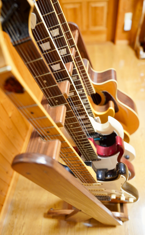 【24時間以内に発送】手作り木工　ギタースタンド （ウォールナット） ５本掛け 2枚目の画像