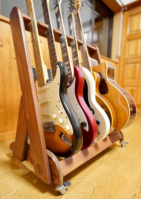 【24時間以内に発送】手作り木工　ギタースタンド （ウォールナット） ５本掛け 1枚目の画像