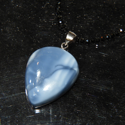 鮮やかなブルーが魅了するブルーオパールペンダント！メイドインジャパン！一点物　天然石　１ 2枚目の画像