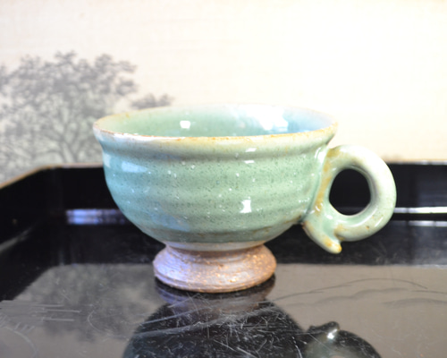 緑色のひび割れ釉の陶器カップ　清国から 緑色のひび割れ釉の陶器カップ 清国から