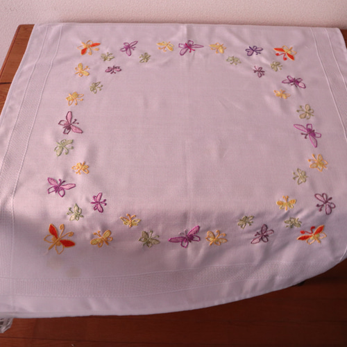 フランスの手仕事/カラフルな蝶々の手刺繍 生地・テーブルクロス(未